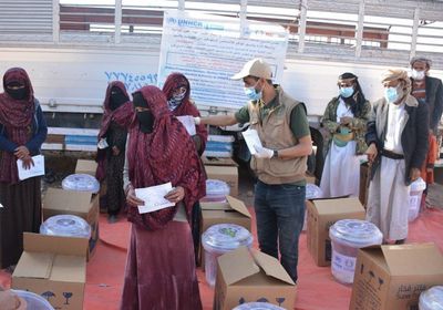 "مفوضية اللاجئين" توزع مرشحات مياه بصنعاء