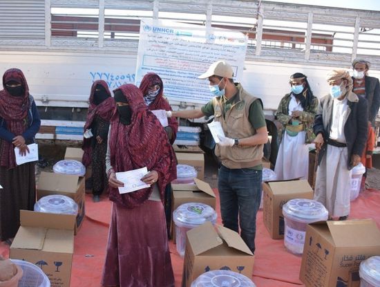 "مفوضية اللاجئين" توزع مرشحات مياه بصنعاء