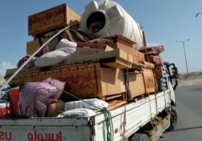 شاهد.. أهالي حي منظر يهربون من العدوان الحوثي 