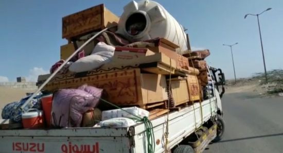 شاهد.. أهالي حي منظر يهربون من العدوان الحوثي 