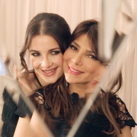 على خطى والدتها.. نجلة أصالة تعزف على البيانو (فيديو)