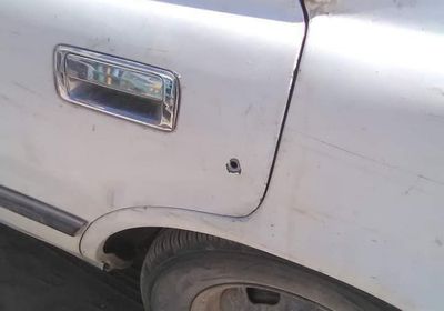 أسرة تنجو من اشتباكات مليشيا الإخوان في عتق