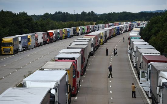 بشرط.. فرنسا تسمح لدخول الشاحنات العالقة مع بريطانيا