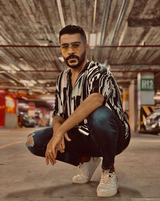 أحمد كامل يستقبل مولودته الأولى (صورة)