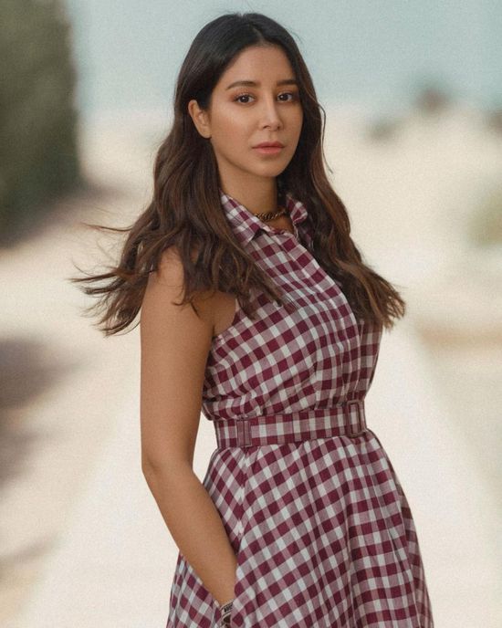 أسيل عمران تسخر من طفولتها بهذه الصورة