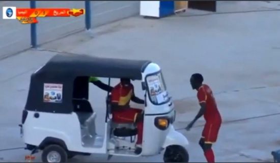 لاعب المريخ يحتفل بالهاتريك في مرمى أنيمبا بقيادة «توكتوك»