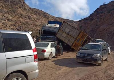 حادث مروري يغلق طريق نقيل اللصم بردفان