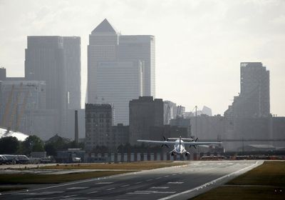 بريطانيا توقف الرحلات الجوية القادمة من جنوب أفريقيا