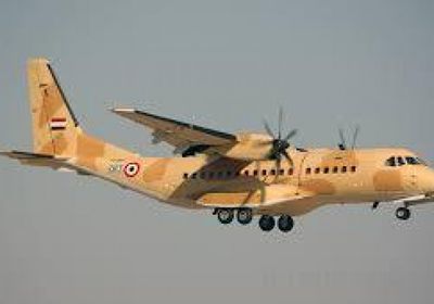 طائرة نقل عسكرية تنقل مساعدات طبية وغذائية من القاهرة إلى مالي