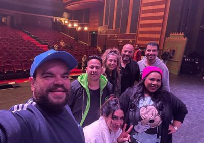 محمد عبدالرحمن ينشر فيديو جديد من كواليس مسرحية "هابي نيو يير بالعربي"