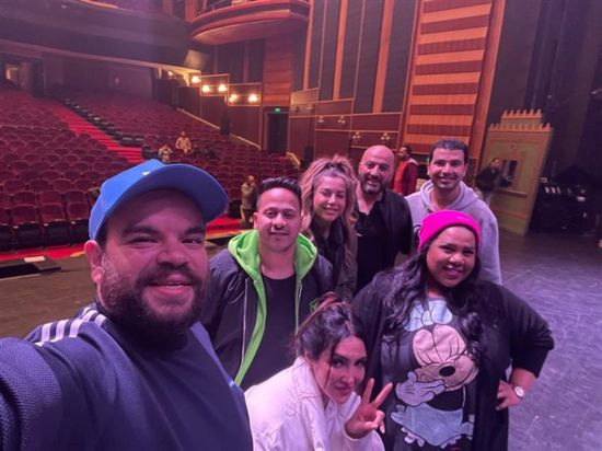 محمد عبدالرحمن ينشر فيديو جديد من كواليس مسرحية "هابي نيو يير بالعربي"