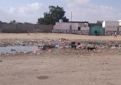 القمامة ومياه الأمطار تُحاصر مدرسة خديجة بتبن