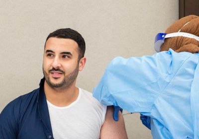  خالد بن سلمان يتلقى لقاح كورونا: قيادتنا جعلت الإنسان أولًا