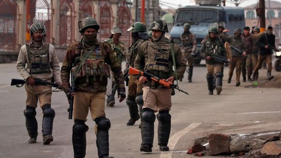 اتهام 3 أشخاص بدس أسلحة قرب جثث مدنيين بكشمير