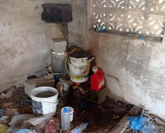 مداهمة مصنع خمور في فوة القديمة وضبط متهمين