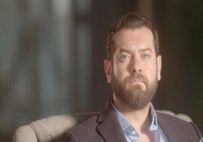 عمرو يوسف يمارس التمارين الرياضية في أحدث ظهور له (صورة)