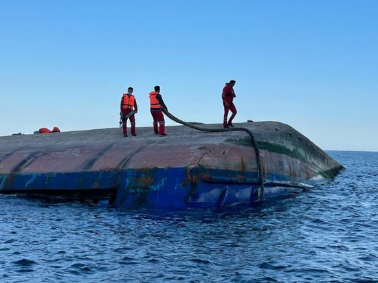  سلطنة عمان تنقذ طاقم سفينة تجارية إيرانية تعرضت للغرق قرب مضيق هرمز
