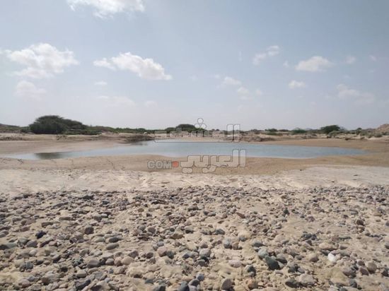 مطالبات بحواجز لحماية الأعمال الإنشائية برأس حسين بأبين