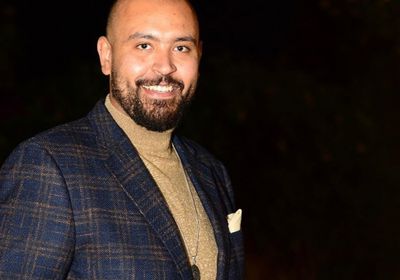 مصطفى بسيط يكشف عن صورة نادرة تجمعه بالنجم محمد هنيدي