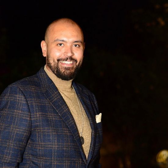 مصطفى بسيط يكشف عن صورة نادرة تجمعه بالنجم محمد هنيدي