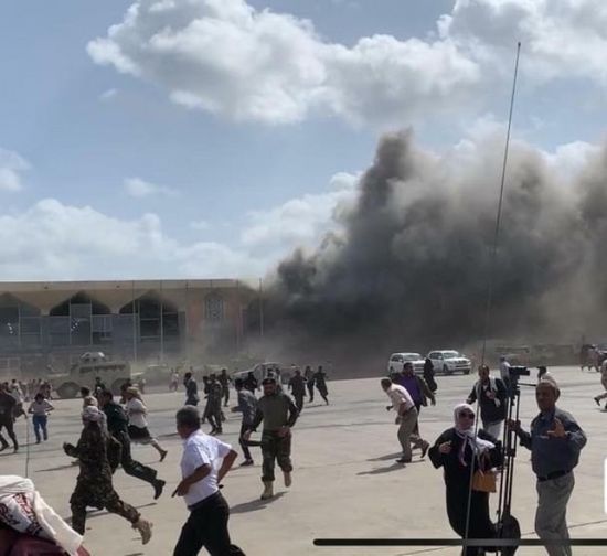 21 شهيدًا في استهداف مطار عدن