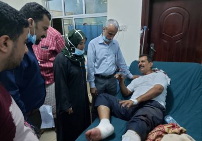 لتفقد احتياجاتهم.. الزُبيدي يوفد مبعوثين إلى جرحى تفجيرات عدن