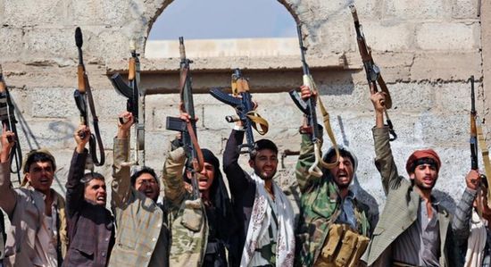 الحوثيون وإطالة أمد الحرب.. مكاسب للمليشيات وخدماتٌ لإيران