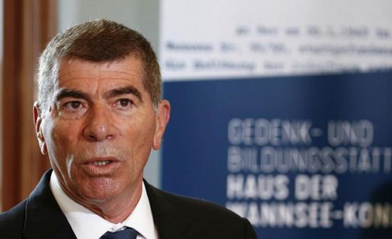 وزير خارجية إسرائيل يستقيل من "أزرق أبيض"