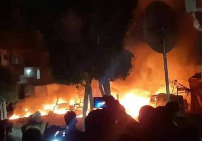 شاهد..حريق بسوق سوداء حوثية للمشتقات النفطية بإب