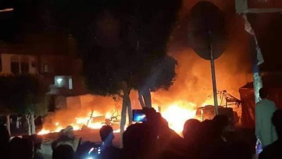 شاهد..حريق بسوق سوداء حوثية للمشتقات النفطية بإب