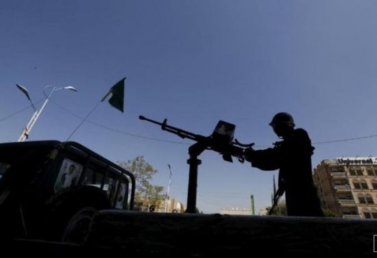 مليشيا الحوثي تعتقل شجرة عيد الميلاد في صنعاء