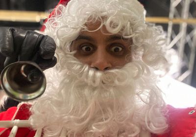 بملابس بابا نويل.. حمدي الميرغني يحتفل بالعام الجديد