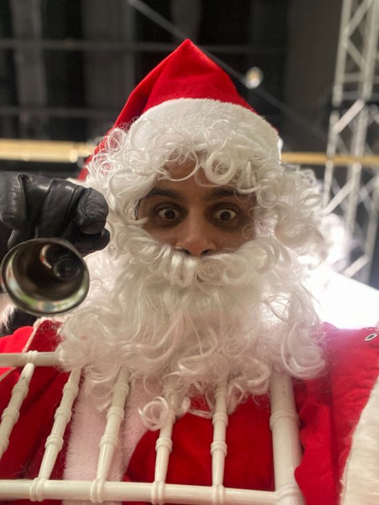 بملابس بابا نويل.. حمدي الميرغني يحتفل بالعام الجديد