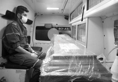 فيديو.. انهيار أبناء المخرج حاتم علي بعد تسلم جثمانه في مطار دمشق