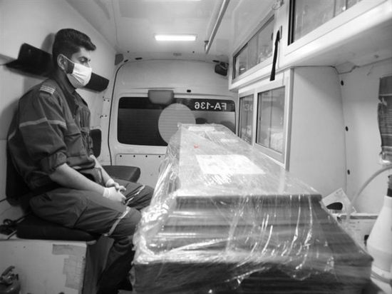 فيديو.. انهيار أبناء المخرج حاتم علي بعد تسلم جثمانه في مطار دمشق