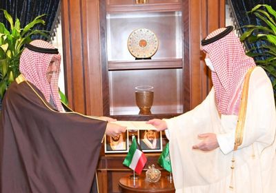 الملك سلمان يتسلم رسالة من أمير الكويت