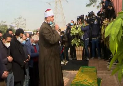 نجوم الفن يشيعون جثمان وحيد حامد من مسجد الشرطة (صور)