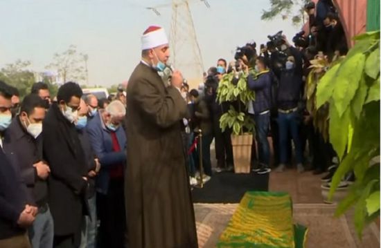 نجوم الفن يشيعون جثمان وحيد حامد من مسجد الشرطة (صور)