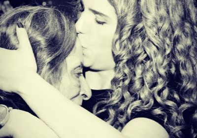 دنيا عبدالعزيز توجه رسالة مؤثرة لوالدتها الراحلة 