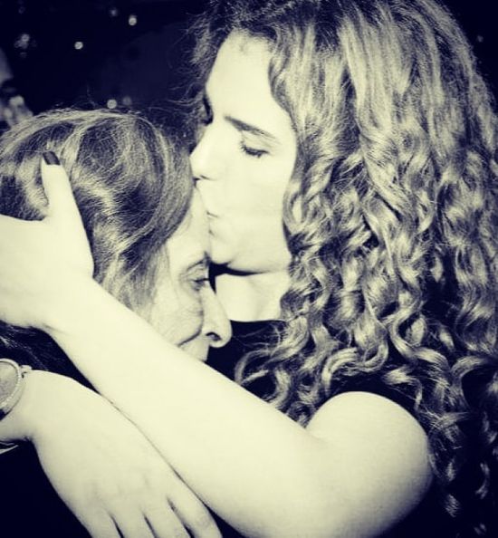 دنيا عبدالعزيز توجه رسالة مؤثرة لوالدتها الراحلة 