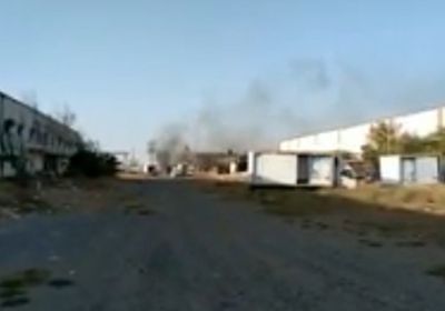 قذائف حوثية تحرق هناجر مصنع في الحديدة (فيديو)