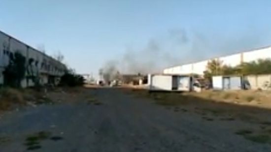 قذائف حوثية تحرق هناجر مصنع في الحديدة (فيديو)