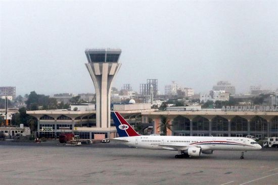عقب قصفه.. هبوط أول رحلة جوية بمطار عدن