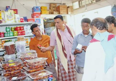 في جولة تفقدية.. "انتقالي غيل باوزير" يراقب أسعار الأغذية