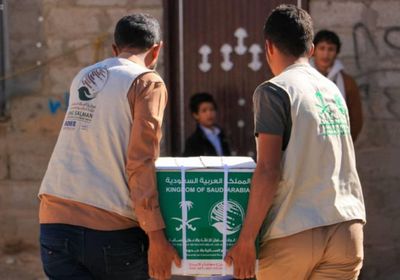 مساعدات غذائية لقرابة ألفي نازح بمأرب