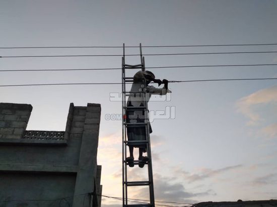 إصلاح قطع جزئي بأحد خطوط الكهرباء في جعار (صور)