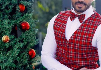 مع شجرة الكريسماس.. خالد سليم يخضع لجلسة تصوير جديدة (صور)