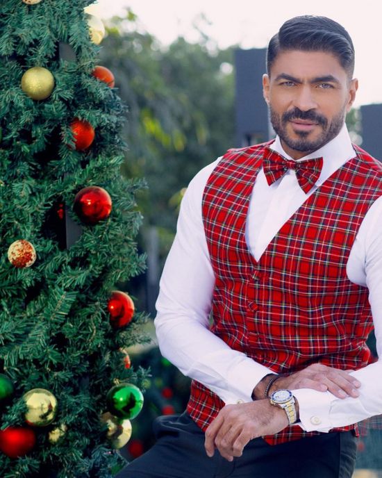 مع شجرة الكريسماس.. خالد سليم يخضع لجلسة تصوير جديدة (صور)