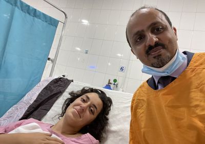 الإرياني يتخلى عن الإعلاميين الجرحى في قصف عدن