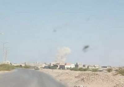 صاروخ حوثي يسقط على منطقة سكنية في الحوك
